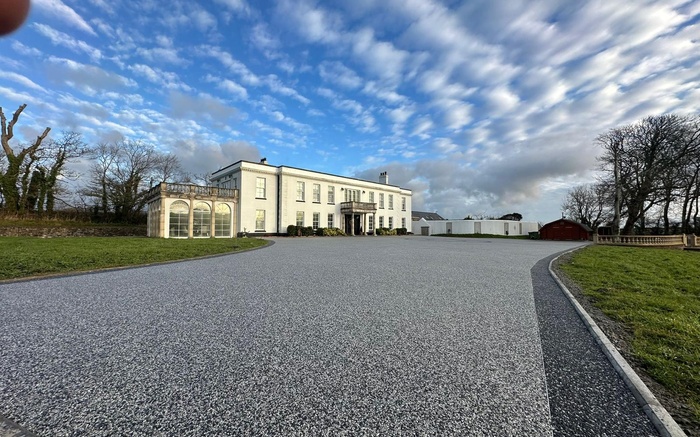Bespoke Resin Bound Driveway with Custom Centrepiece