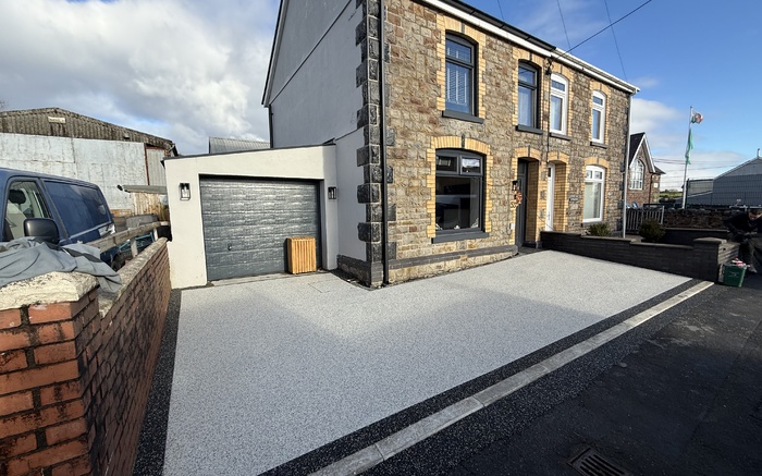 Moonshadow Resin Bound Driveway with Polaris Border